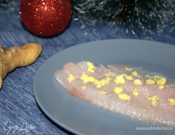 Подготовим рыбные рулетики. Филе рыбы слегка отбить с одной стороны, посолить и посыпать измельченным имбирем.