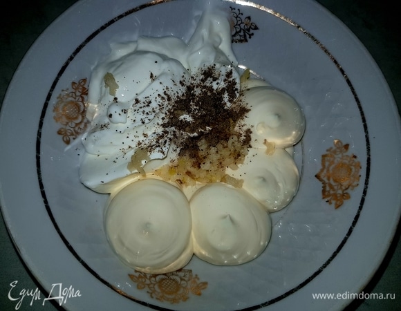 Смешиваем сметану, майонез, черный молотый перец и измельченный чеснок. Все перемешиваем.