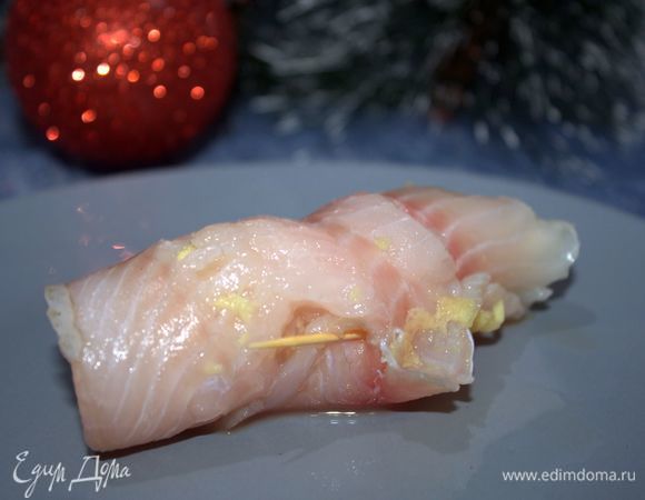 Далее нужно свернуть рулетики, скрепив каждый шпажкой.