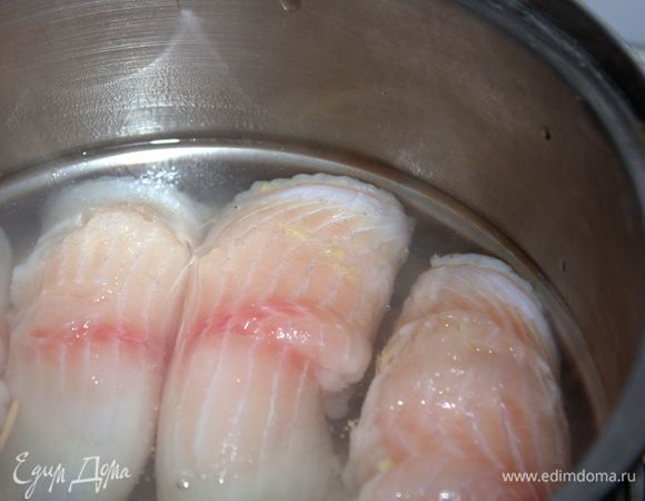 Затем плотно уложим рулетики в сотейник и зальем горячей водой (вода должна едва покрывать рулетики).