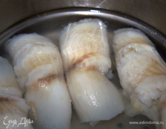 Припустить их нужно при слабом кипении 20 минут. Охладить в бульоне.