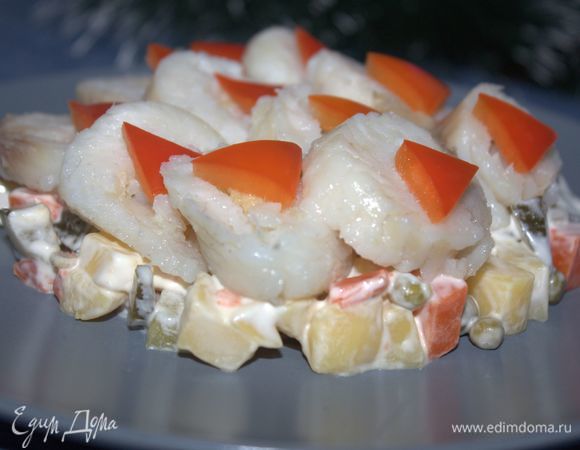 Овощной гарнир выложим на блюдо (или на порционные тарелки). Рулетики выложим на гарнир. Оформим сладким перцем.