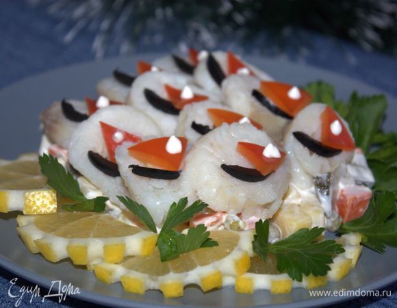 И еще украсим блюдо маслинами, лимоном и зеленью.