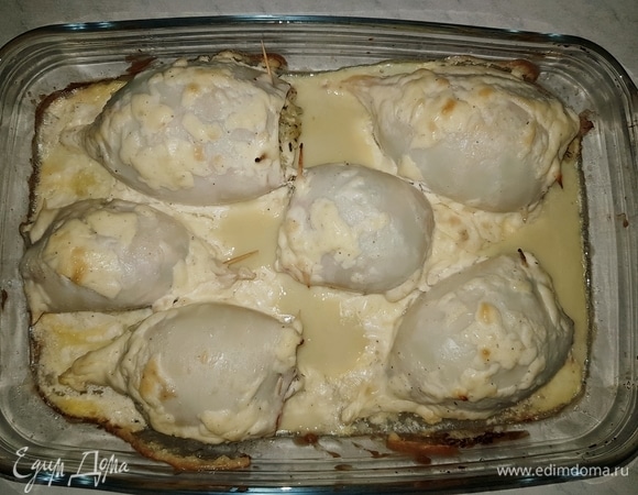 Готовые кальмары остудить и нарезать колечками.