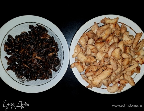 Куриное филе помыть, обсушить бумажным полотенцем, нарезать тонкими брусочками, выложить в тарелку, влить соевый соус, перемешать и оставить на 15 минут. Грибы помыть и тонко нарезать, обжарить на небольшом количестве масла, посолить. Куриное филе обжарить до золотистой корочки.