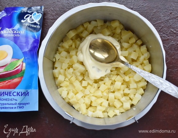 В качестве формы для оформления слоеного салата очень удобно использовать разъемное кольцо для торта. Установить форму на тарелку. Первым слоем выложить картофель, немного его подсолить, поперчить и смазать слоем майонеза ТМ «Московский провансаль».