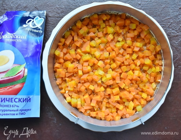 Следующий слой моркови и майонеза.