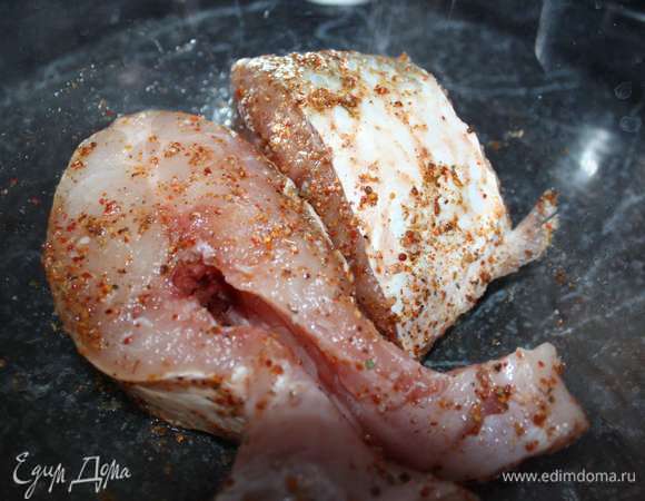 Рыбу посолить, добавить специи.