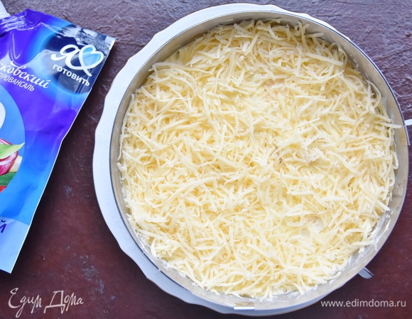 Шестой слой — сыр, натертый на терке, и слой майонеза. Сверху на сыр выложить подготовленные зерна граната. Оставить салат на время для пропитывания. Перед подачей снять разъемную форму.