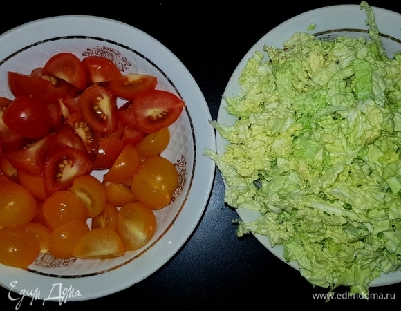 Помидоры и пекинскую капусту помыть и обсушить. Помидоры разрезать пополам, капусту нашинковать. Лук и укроп мелко порубить.