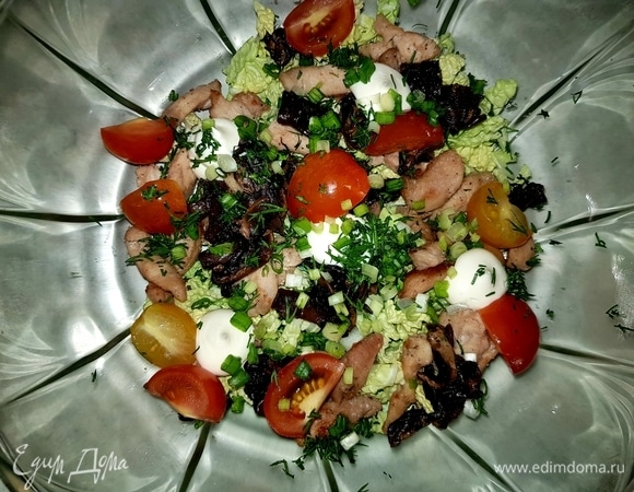 Берем салатник и выкладываем горстями ингредиенты для салата, не забывая понемногу добавлять майонез. Солим и перчим по вкусу. Перед подачей салат перемешать.