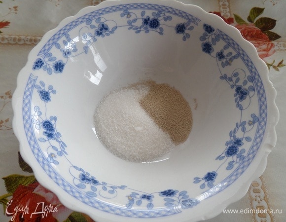 Подготовим продукты. В чашку выкладываем 1 ст. л. сахара. Добавляем дрожжи.