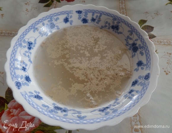 Добавляем теплую воду. Перемешиваем. Оставляем до появления шапочки.