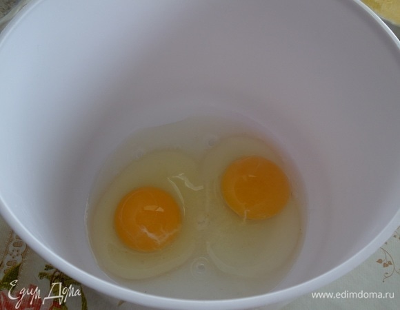 В чашу выкладываем куриные яйца. Добавляем соль. Взбиваем.