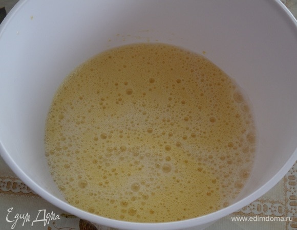 Добавляем растопленное сливочное масло. Перемешиваем. Затем добавляем дрожжевую смесь. Хорошо перемешиваем.