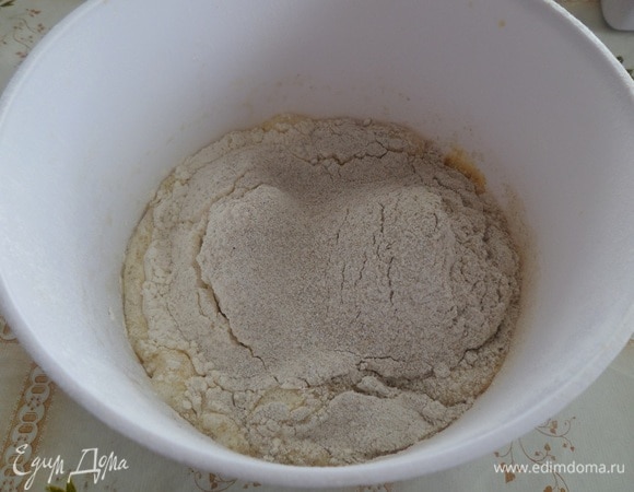 Добавляем просеянные ржаную и пшеничную муку.