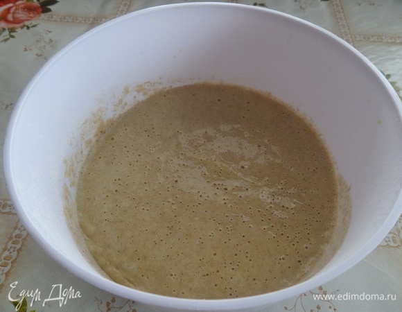 Замешиваем тесто. Оставляем в теплом месте на 1 час.