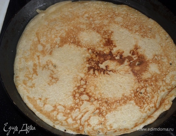 Выпекаем блины на смазанной растительным маслом сковороде.