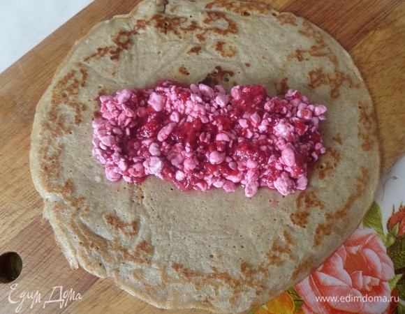 В центр блина выкладываем начинку дорожкой.