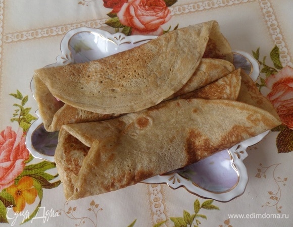 Выкладываем блины с начинкой на тарелки.