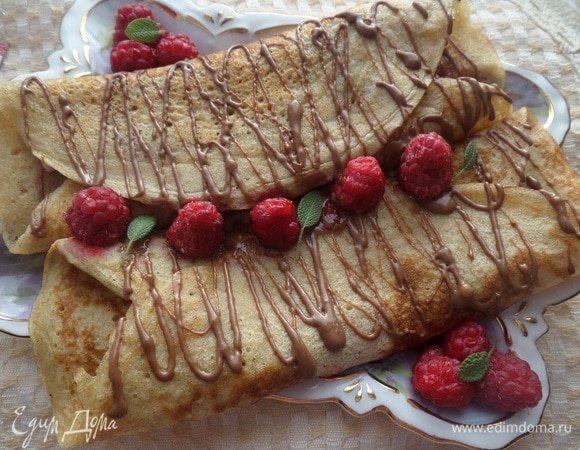 Подаем блины, добавив растопленного шоколада и украсив малиной. Приятного аппетита!)