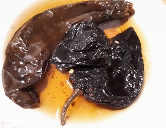 Замочите в горячей воде 1 перец чили пасилья, 2 перца чили морита и 3 перца чили анчо до размягчения (примерно 15 минут).