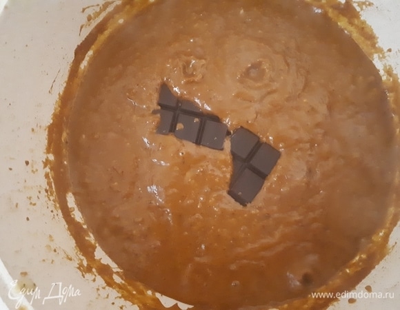 Вылейте получившееся пюре в кастрюлю, где мы ранее обжаривали все ингредиенты. Очистите корень имбиря (примерно 2–3 см) и натрите мягкую часть. Посолите смесь по вкусу. Доведите до кипения на среднем огне. Затем убавьте огонь и добавьте шоколад. Растопите шоколад, постоянно помешивая моле.