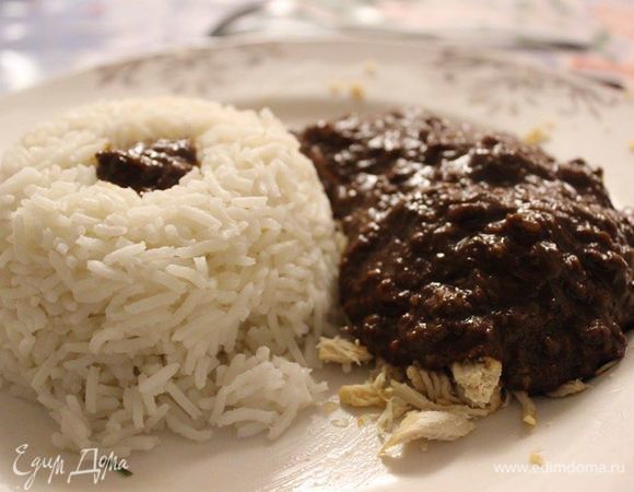 Подавайте моле горячим, вылитым на мясо курицы. В качестве гарнира хорошо подходит рис.