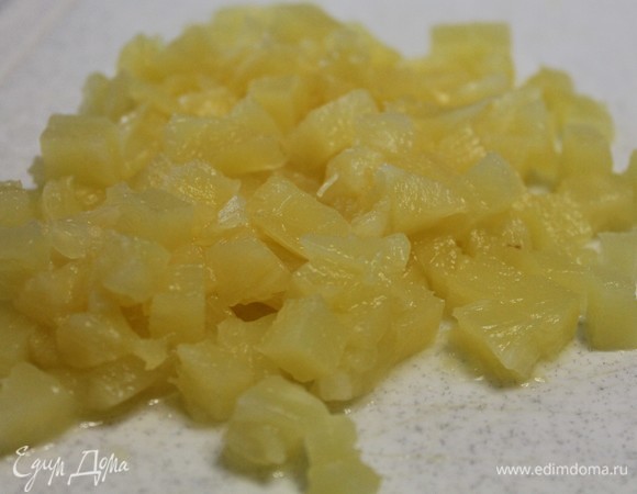 4 колечка консервированных ананасов нарезаем кубиком.