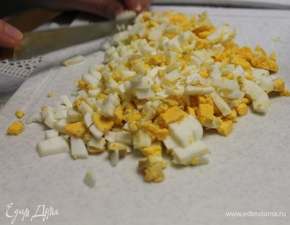 Яйца куриные отвариваем и два яйца нарезаем кубиком.