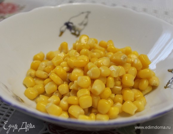 Консервированной кукурузы нужно примерно половину маленькой баночки, то есть примерно 70 г.