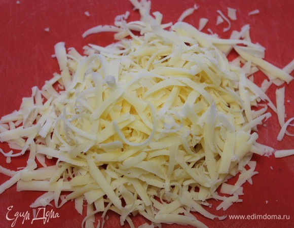 Сыр натираем на терке. Все ингредиенты смешиваем, солим и перчим по вкусу, заправляем майонезом.
