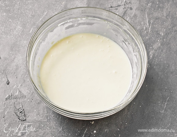 Сливочное масло растопить и дать ему остыть. Яйцо слегка взбить венчиком. Добавить к нему молоко и сок лимона. Хорошо размешать тесто. Влить растопленное масло, перемешать венчиком. Просеять в жидкие ингредиенты муку и разрыхлитель. Хорошо перемешать тесто венчиком, чтобы не было комочков. Тесто получается достаточно жидким.