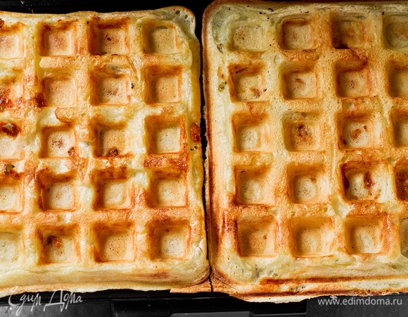 Выпекать вафли в разогретой, слегка смазанной растительным маслом вафельнице при максимальной температуре до золотистого цвета.