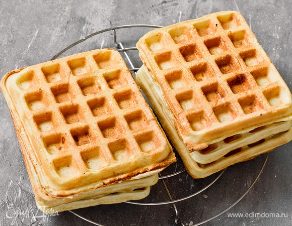 Готовые вафли остудить на решетке. Из указанного количества ингредиентов получается 6 вафель размером 10х12 см.