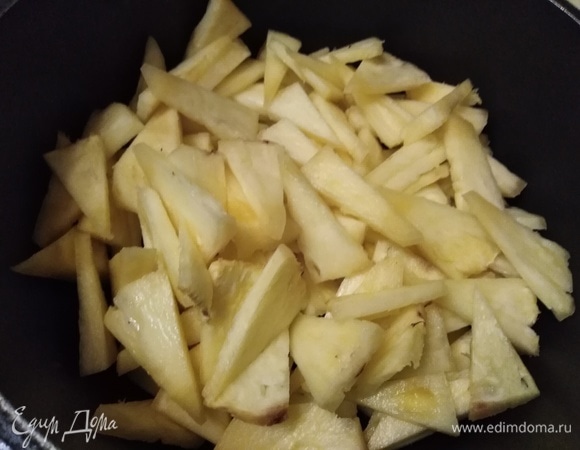 Ананас очистить. Нарезать произвольно.