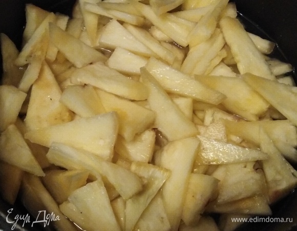 Из лимона выжать сок. Добавить к ананасам. Влить воду. Довести до кипения. Накрыть крышкой. Убавить огонь. Варить в течение одного часа.