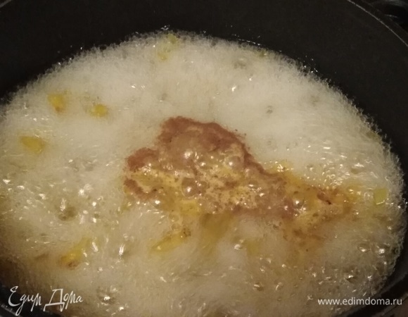 Варить на сильном огне, не накрывая крышкой, в течение 30 минут.