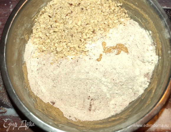 Фундук обжарить. Измельчить ножом или измельчить в блендере, стараясь оставить небольшие кусочки. Соединяем орехи, подготовленную муку и яично-масляную смесь. Перемешиваем.