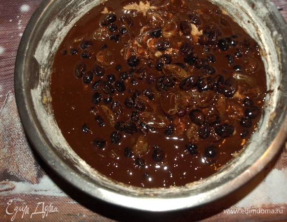 Добавляем остывшую шоколадную массу с изюмом. Все хорошо перемешиваем.