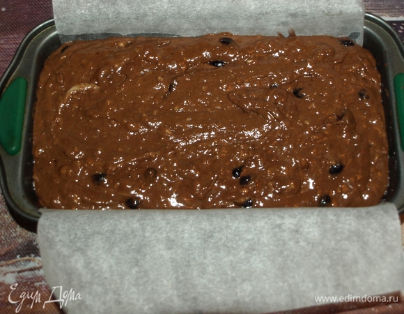 Форму для кекса смазать маслом, выстелить пекарской бумагой, чтобы края свисали по бокам (так удобней извлекать кекс). Перекладываем тесто.