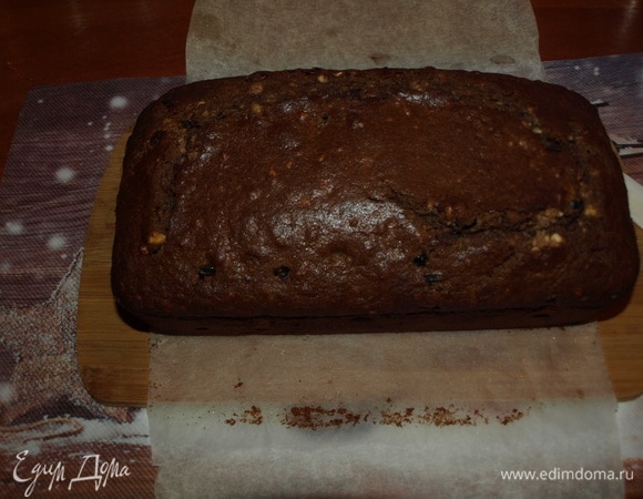 Извлекаем остывший кекс из формы.