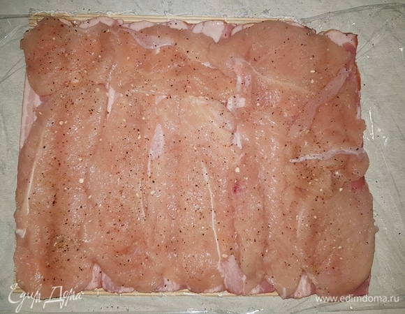 Филе слегка отбиваем с двух сторон, солим, перчим и выкладываем на бекон.