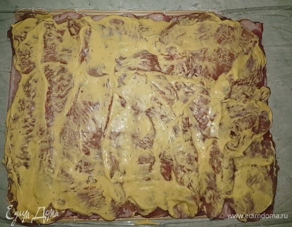 Сверху смазываем сырным соусом.