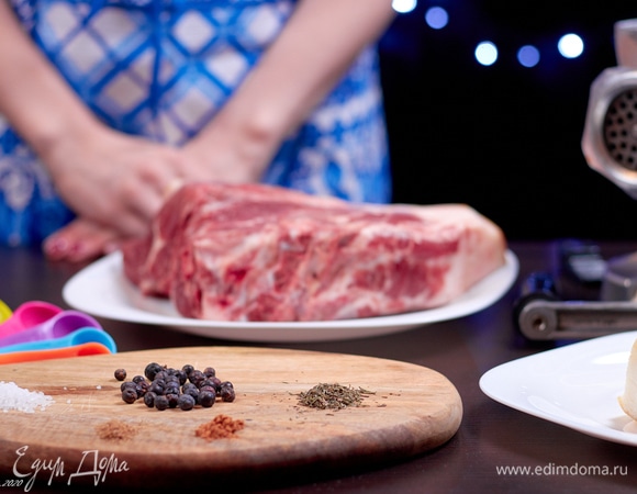 Как все крестьянские блюда, котекино готовится из самых простых продуктов. Я взяла свиную шею на кости — кусок весом примерно 1,5 кг. Обязательно он должен быть со шкуркой.