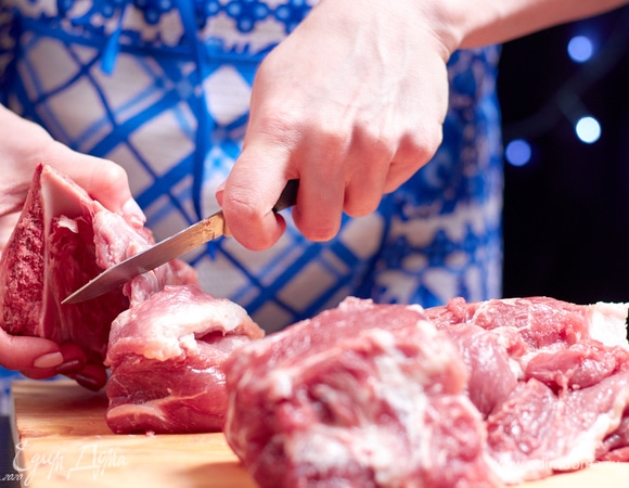 Сначала я сняла с кости мясо.