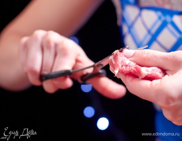 С мяса и сала срезать все жилки, какие найдете.