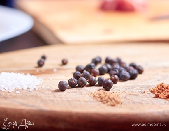 Также подготовьте набор специй — у меня это можжевельник, корица, мускатный орех, черный молотый перец и, конечно, соль.