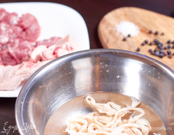 Также за 30 минут до начала готовки замочите свиную череву диаметром 4 см. Температура воды — 40°C. Черева продаются в магазинах для самогоноварения и стоят очень недорого. В моей упаковке 5 метров, на 2 колбаски я взяла 70 сантиметров, остальное положила в морозилку.