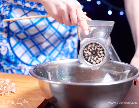 Прокручиваем по очереди. Сначала — сало.